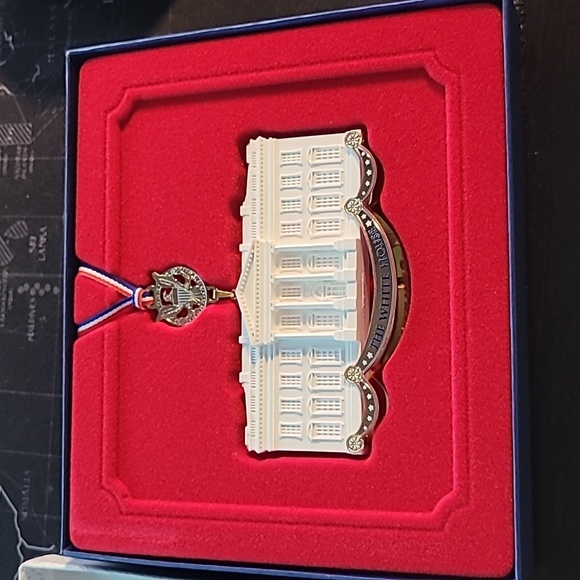 COMMEMORATIVE ORNAMENT: The White House - Picture 4 of 5